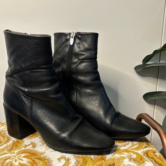 Chic Black Leather Ankle Boots - Picture 1 of 4